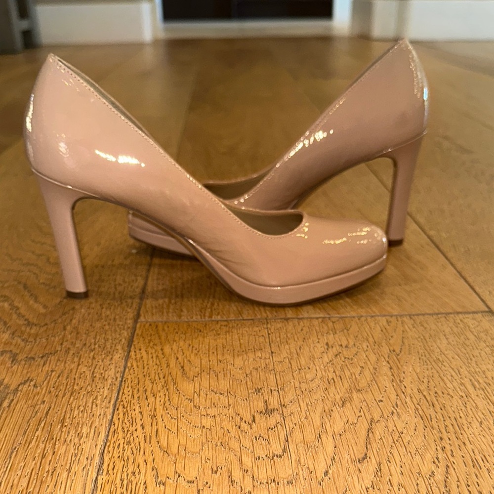 Naturalizer Cream Heels with Rounded Toe and Stiletto